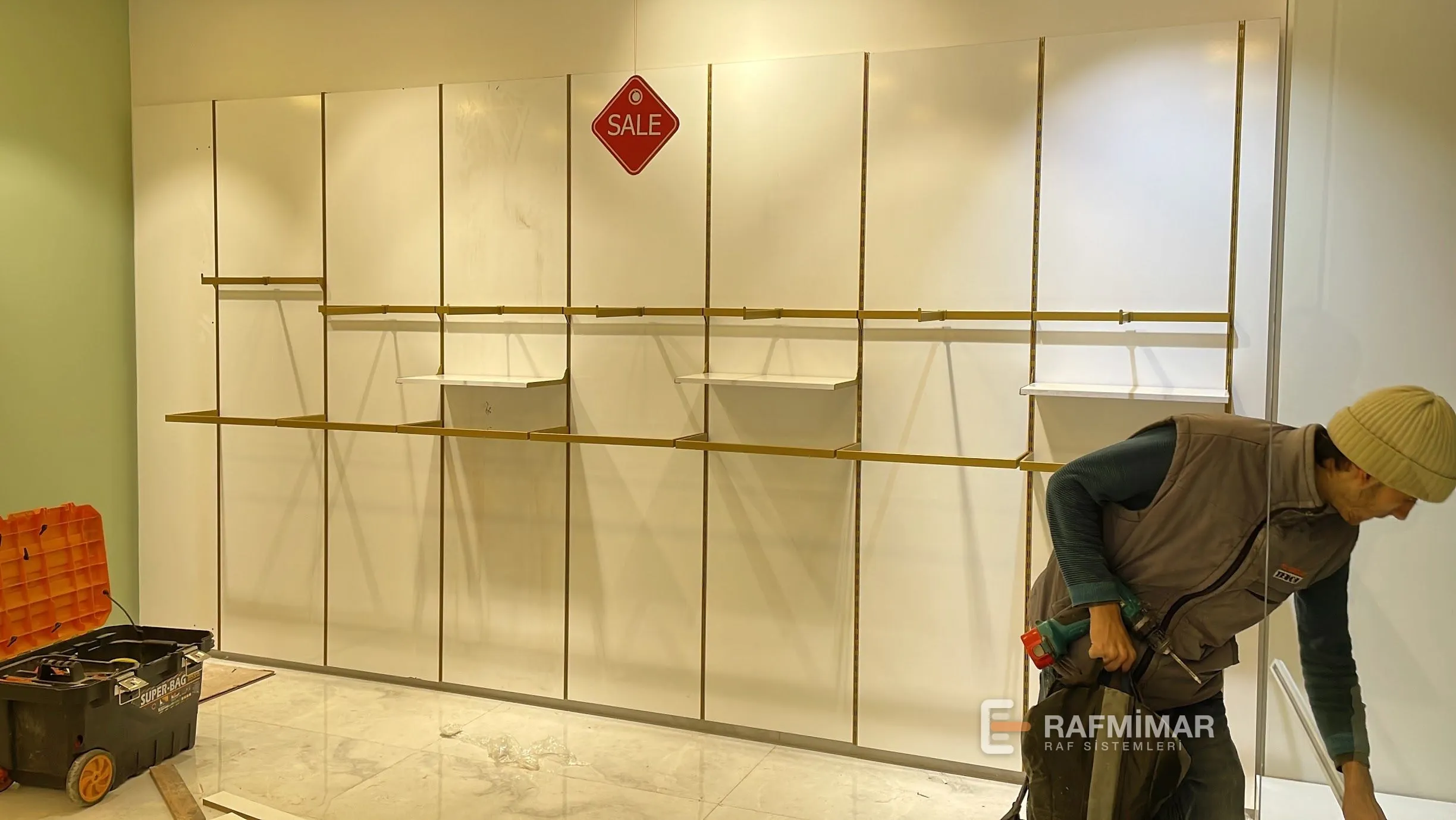 Duvar kaplama ve teşhir rafı — Kadın giyim mağazası