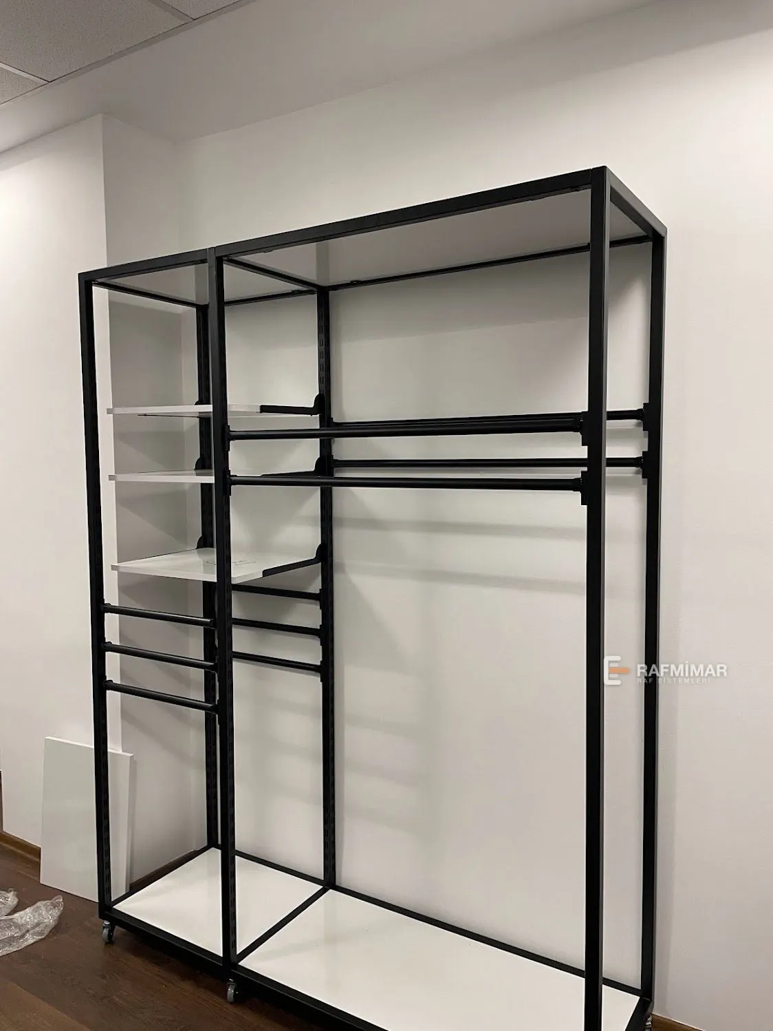 Demonte showroom rafları
