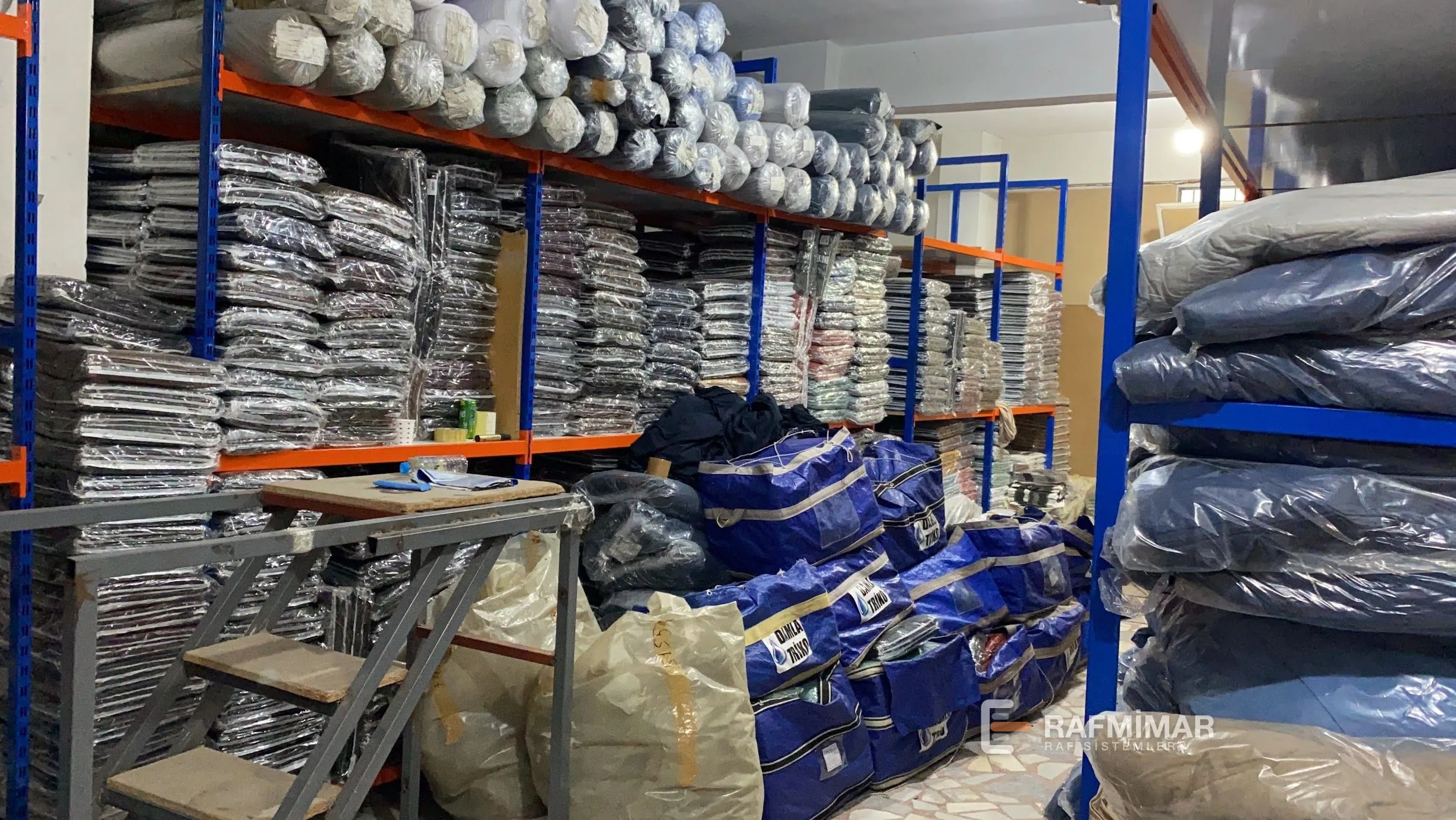 Kumaş depolama rafı — Tekstil deposu