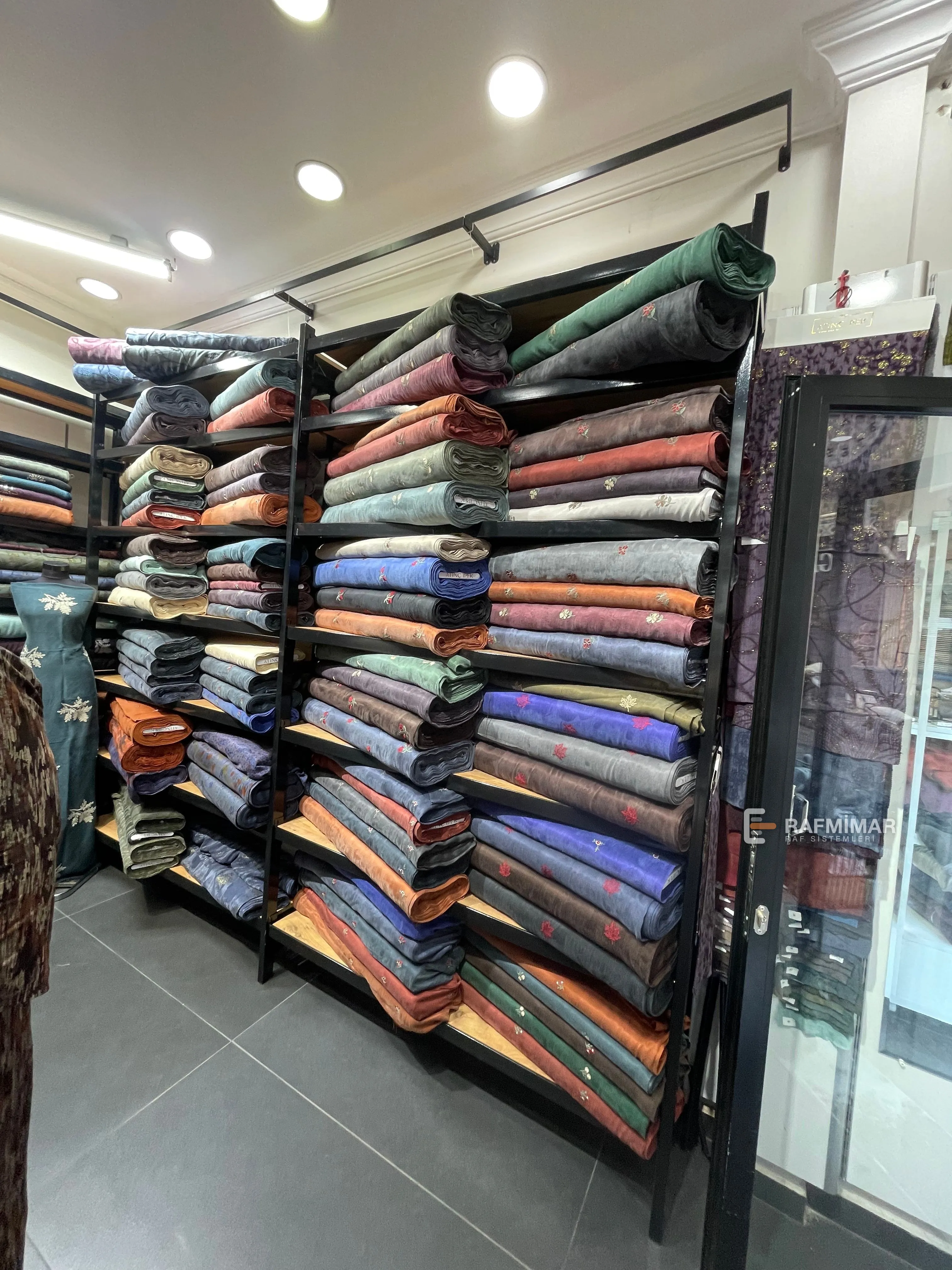 Kumaş mağazası rack showroom rafı