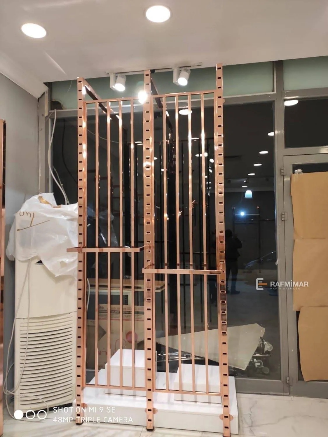 Rose gold bayan giyim mağaza rafı