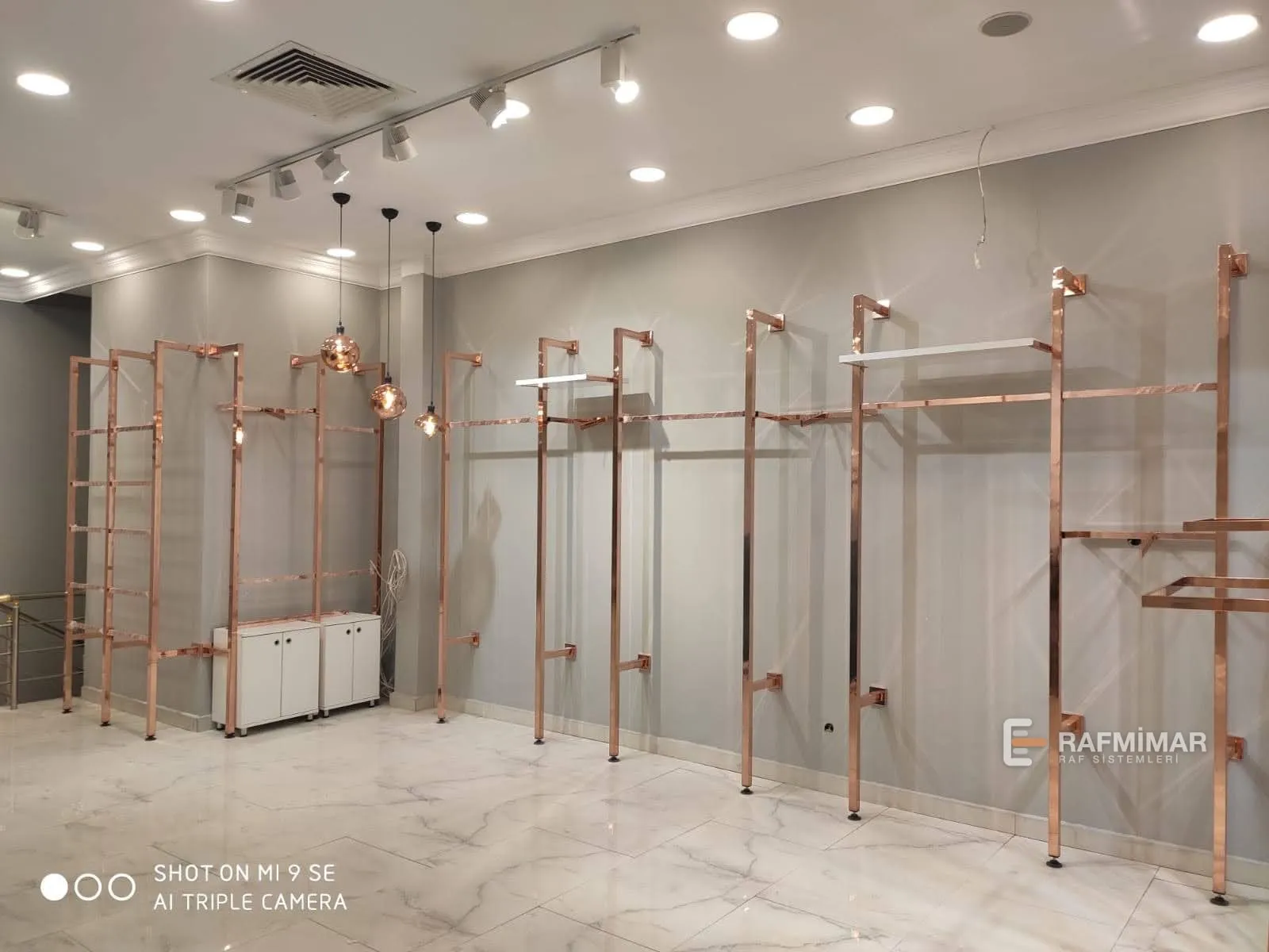 Rose gold kaplama kadın giyim mağaza rafları