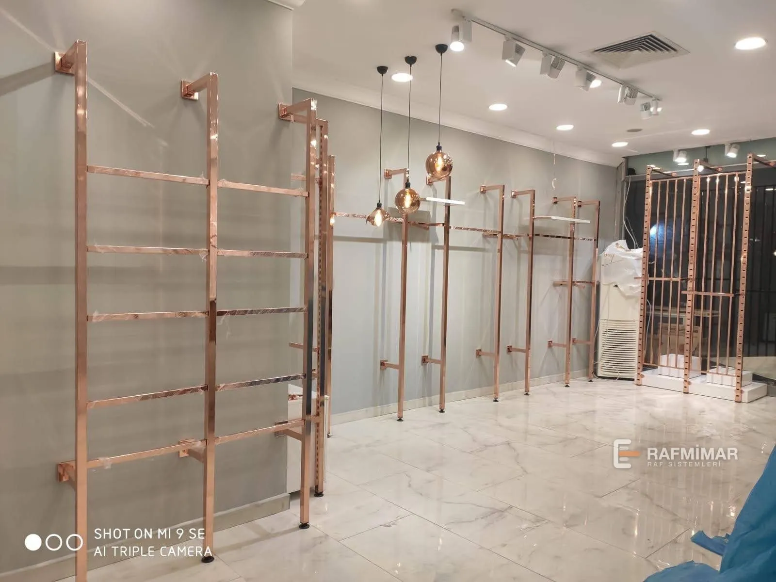 Rose gold kaplama mağaza rafları