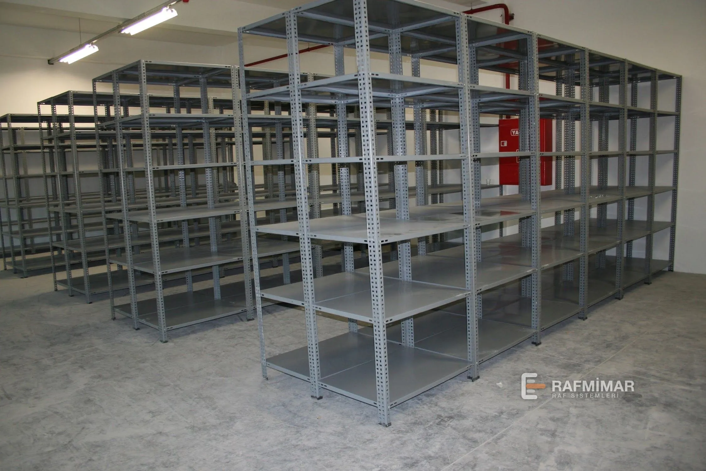 Vidalı çelik raf sistemi — Depo uygulaması